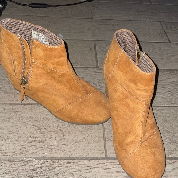 Boots worn maybe 3 times - Picture 2 of 5